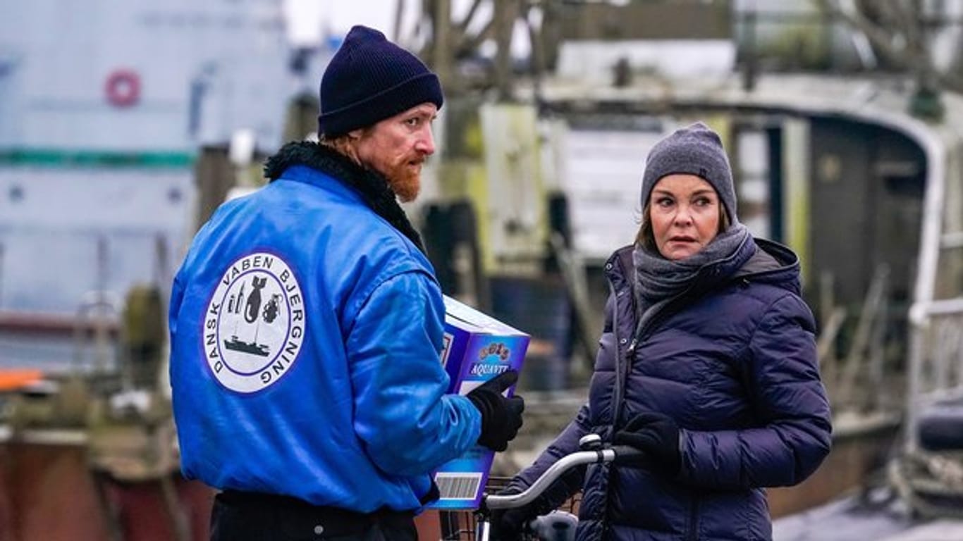 Karin Lossow (Katrin Sass) will Morten ((Joen Højerslev) mit einer Kiste Schnaps milde stimmen.