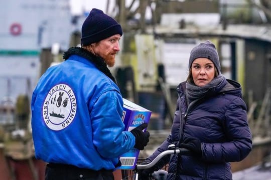 Karin Lossow (Katrin Sass) will Morten ((Joen Højerslev) mit einer Kiste Schnaps milde stimmen.