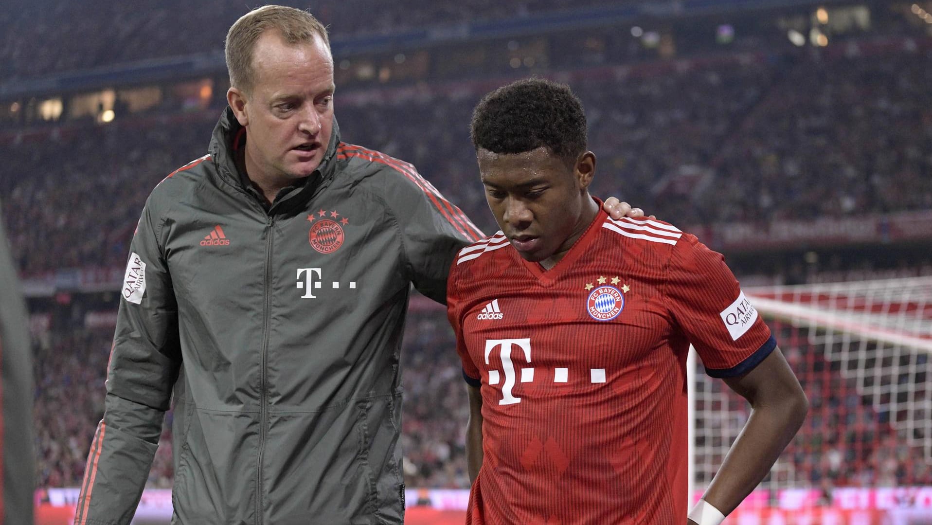 Bayerns David Alaba (r.) im Gespräch mit Teamarzt Dr. Jochen Hahne: Für die ärztliche Untersuchung haben die Mediziner nur wenig Zeit.