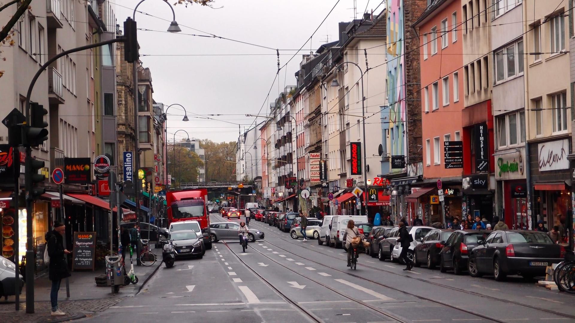 Blick auf die Zülpicher Straße: Noch ist alles ruhig. Am 11.11. wird sie zur Festmeile.