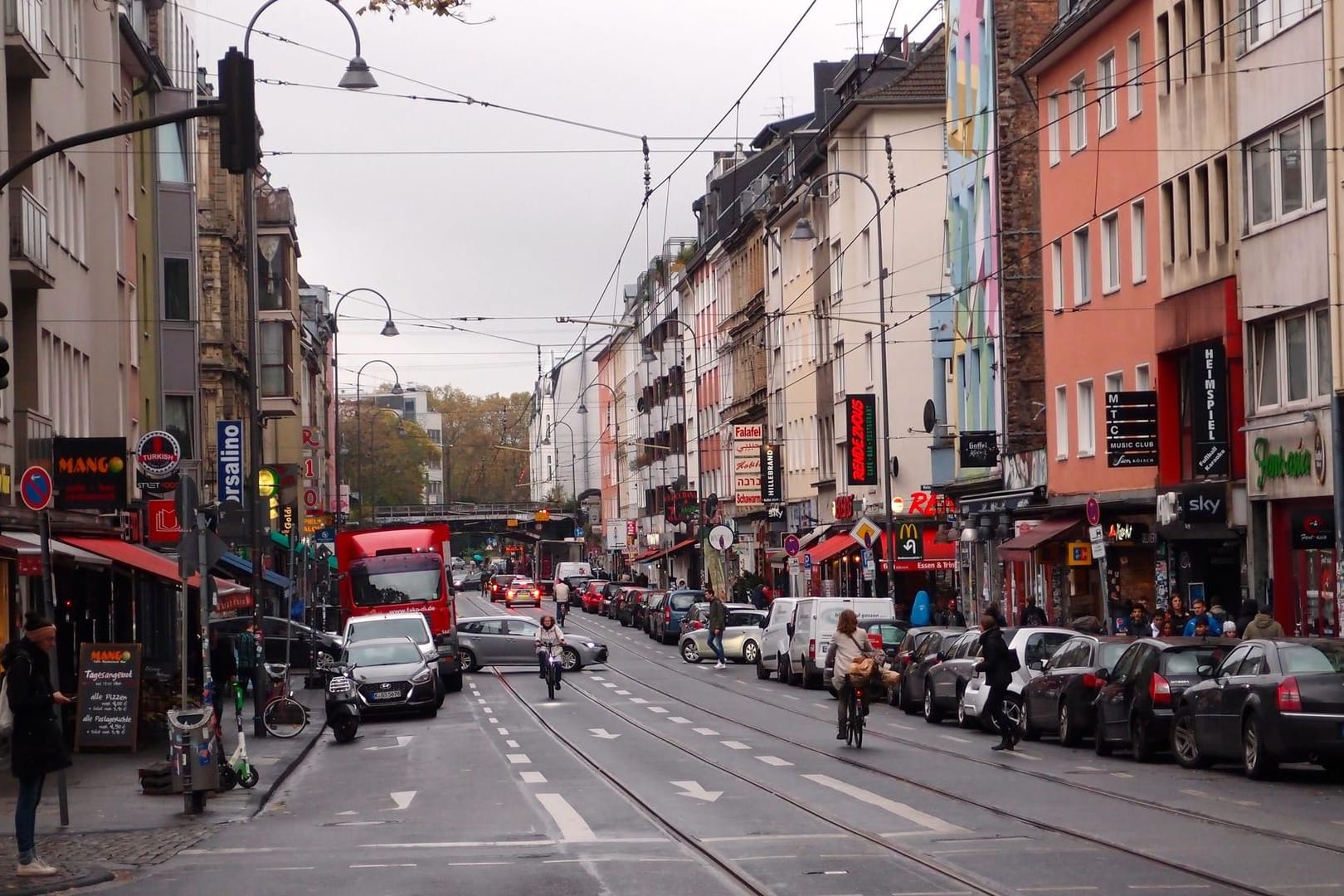 Blick auf die Zülpicher Straße: Noch ist alles ruhig. Am 11.11. wird sie zur Festmeile.