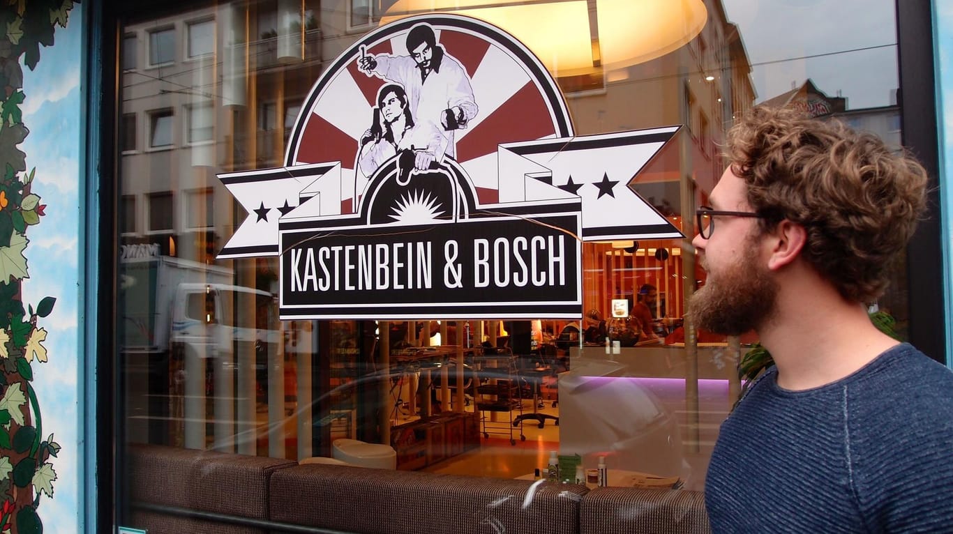 Friseur Thiemo Eisner vor dem Haarpflegeladen "Kastenbein & Bosch" auf der Zülpicher Straße: Am 11.11. wird das Schaufenster verbarrikadiert.