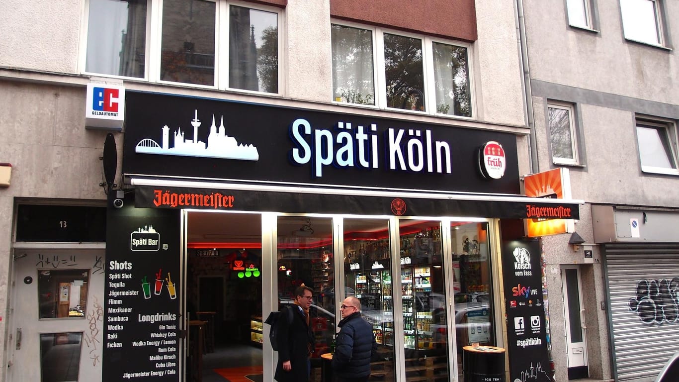 Zentraler Kiosk "Späti Köln" auf dem Zülpicher Platz: Der Sessionsbeginn bringt gute Geschäfte.