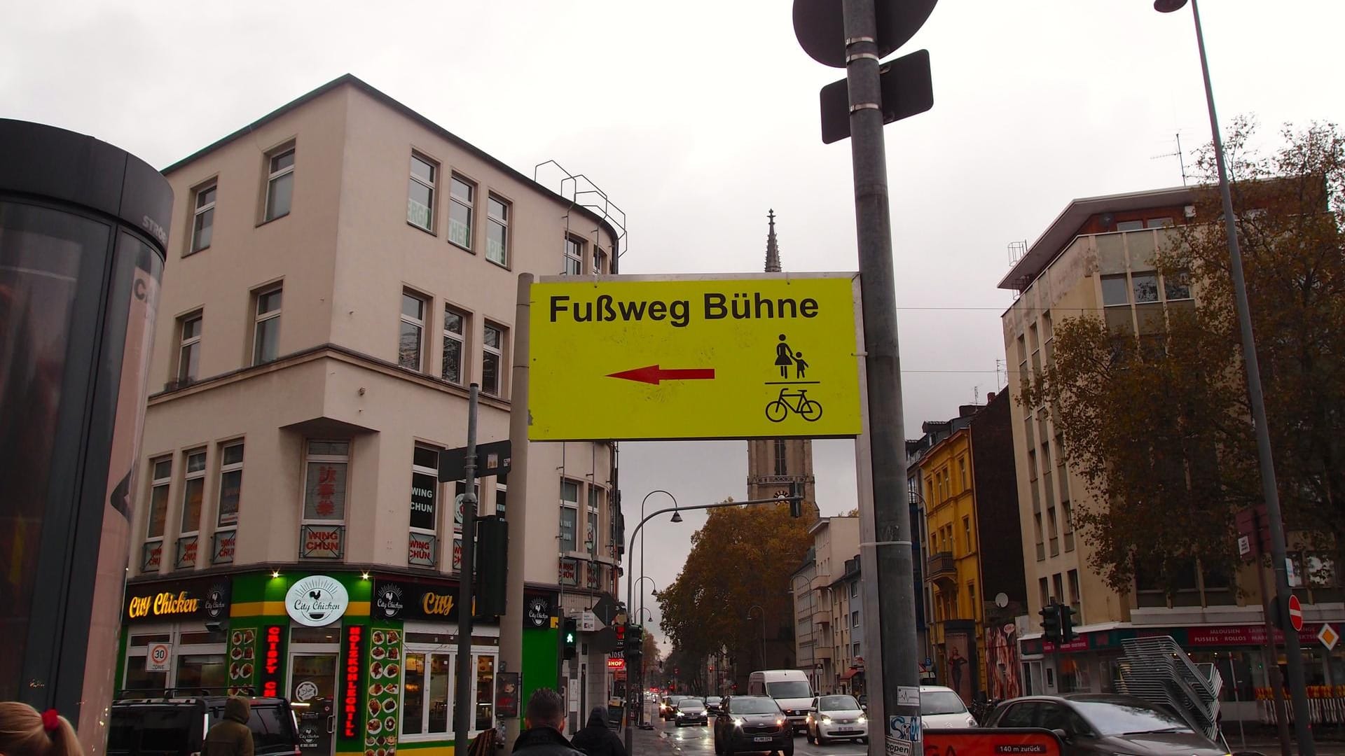 Hinweisschild auf die Bühne auf den Uni-Wiesen an der Zülpicher Straße: Am 11.11. wird an der Uni-Mensa bis 19 Uhr gefeiert.