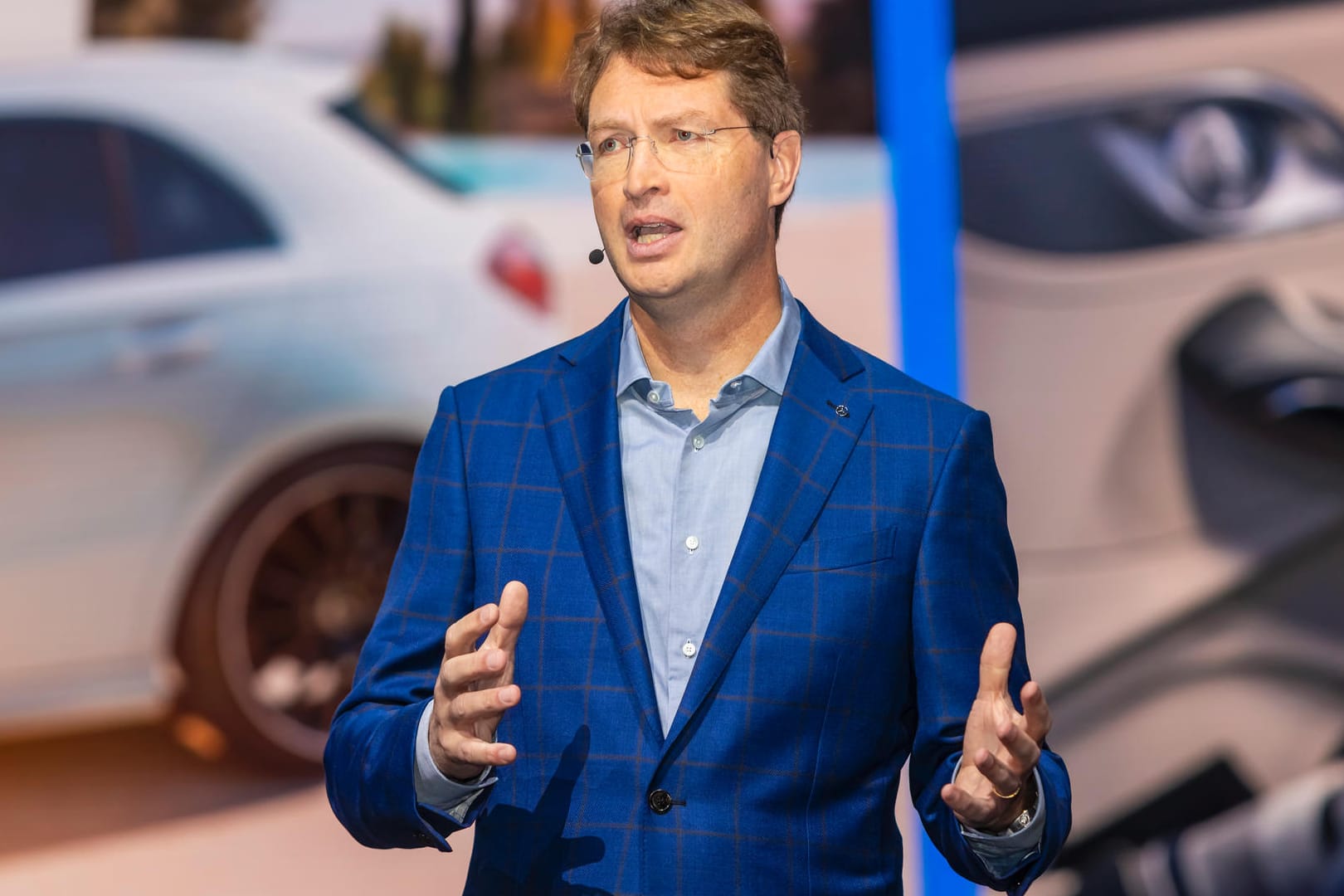 Daimler-CEO Ola Källenius auf der IAA 2019: Wegen neuer Sparmaßnahmen des Autobauers werden 1.100 Stellen von Führungskräften gestrichen. Daimler-CEO Ola Källenius auf der IAA 2019: Wegen neuer Sparmaßnahmen des Autobauers werden 1.100 Stellen von Führungskräften gestrichen.