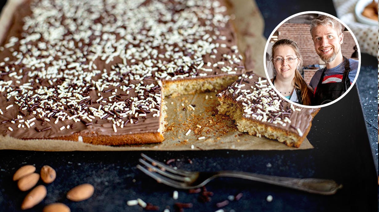 Nusskuchen: Zum Schluss kommen Kuvertüre und Streusel über den Kuchen.