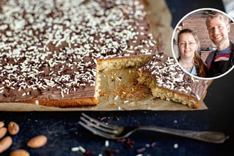 Nusskuchen: Zum Schluss kommen Kuvertüre und Streusel über den Kuchen.