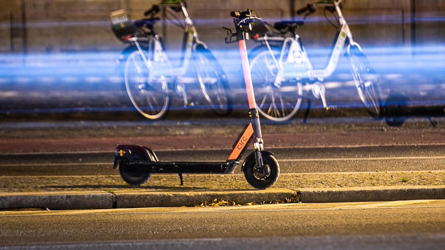 Ein Elektroroller steht auf der Straße: Wer Alkohol getrunken hat, sollte von der Fahrt absehen.