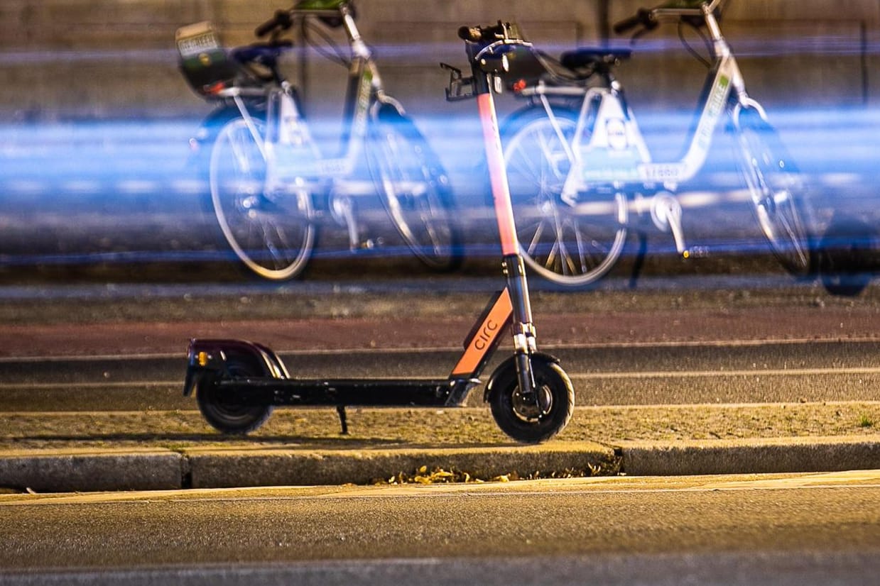 Ein Elektroroller steht auf der Straße: Wer Alkohol getrunken hat, sollte von der Fahrt absehen.