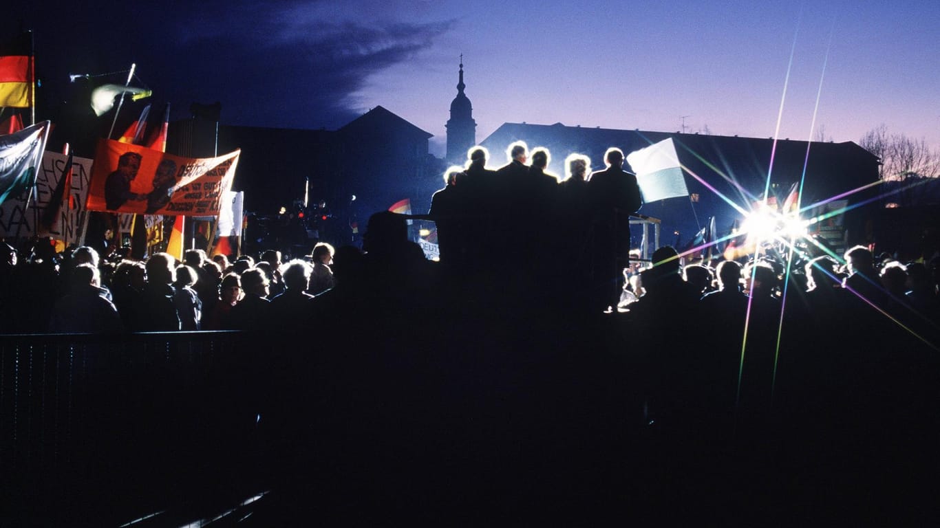 Helmut Kohl spricht am 19. Dezember 1989 in Dresden: Der Kanzler im Gegenlicht, nur Konturen sind zu erkennen. Ähnlich unscharf ist das Bild der Öffentlichkeit von der Revolution.