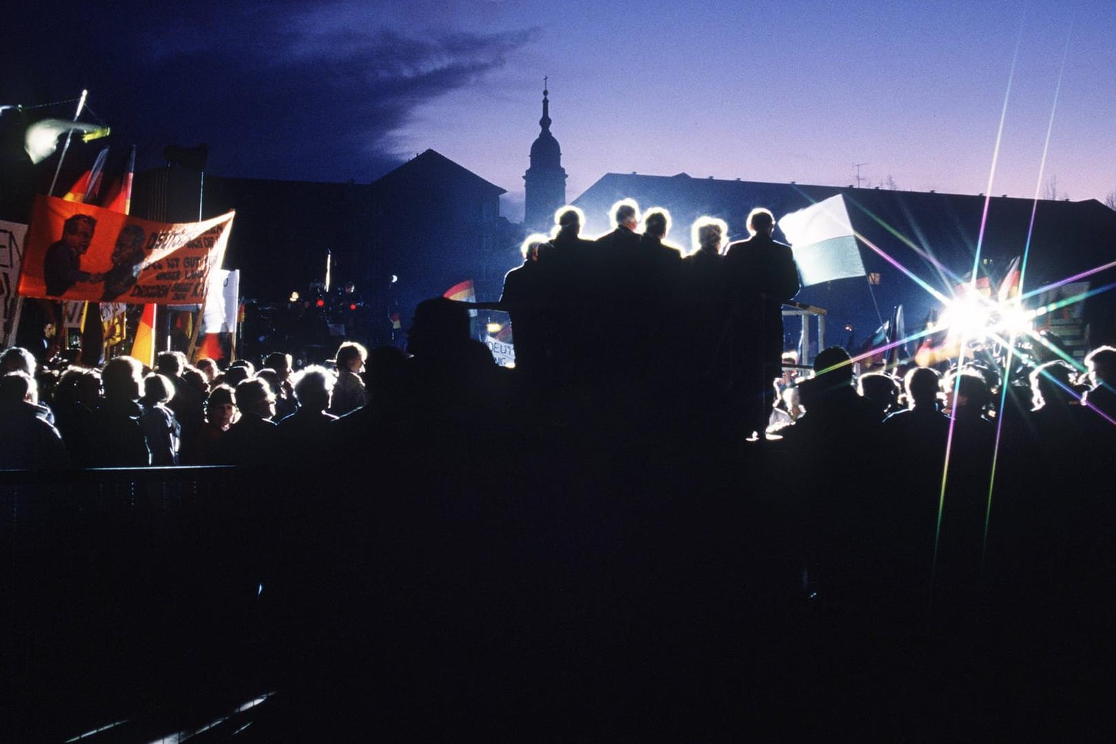 Helmut Kohl spricht am 19. Dezember 1989 in Dresden: Der Kanzler im Gegenlicht, nur Konturen sind zu erkennen. Ähnlich unscharf ist das Bild der Öffentlichkeit von der Revolution.