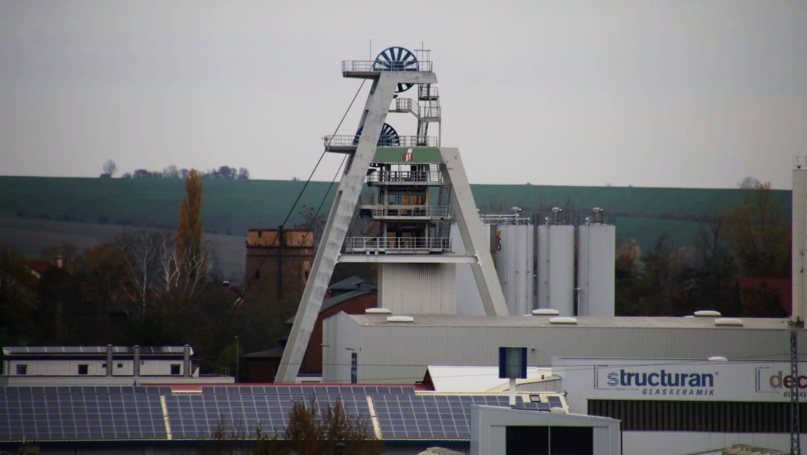 Förderturm der Grube Teutschenthal: In der Mine hat es am Freitag eine Verpuffung gegeben. Zwei Bergleute wurden dabei verletzt.