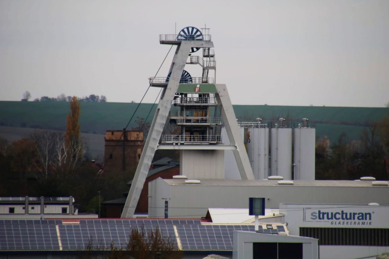 Förderturm der Grube Teutschenthal: In der Mine hat es am Freitag eine Verpuffung gegeben. Zwei Bergleute wurden dabei verletzt.