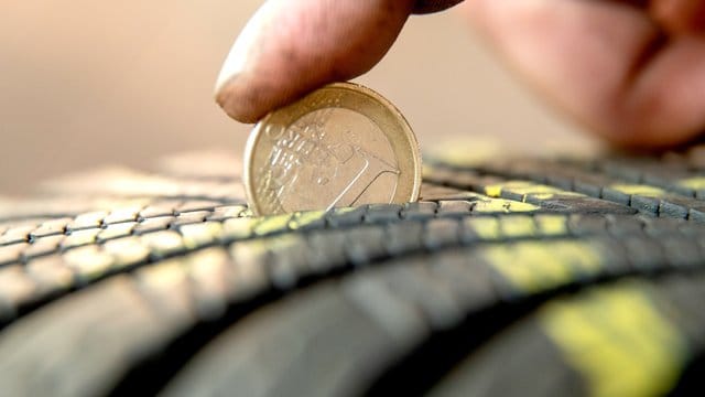 Der Münzrand verschwindet, die Profiltiefe dieses Winterreifens reicht also noch für mindestens einen Winter aus. Der Münzrand verschwindet, die Profiltiefe dieses Winterreifens reicht also noch für mindestens einen Winter aus.