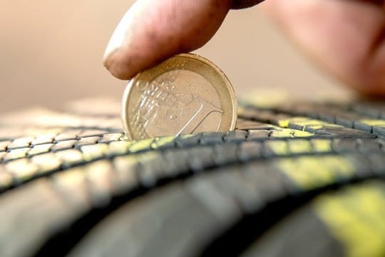 Der Münzrand verschwindet, die Profiltiefe dieses Winterreifens reicht also noch für mindestens einen Winter aus.