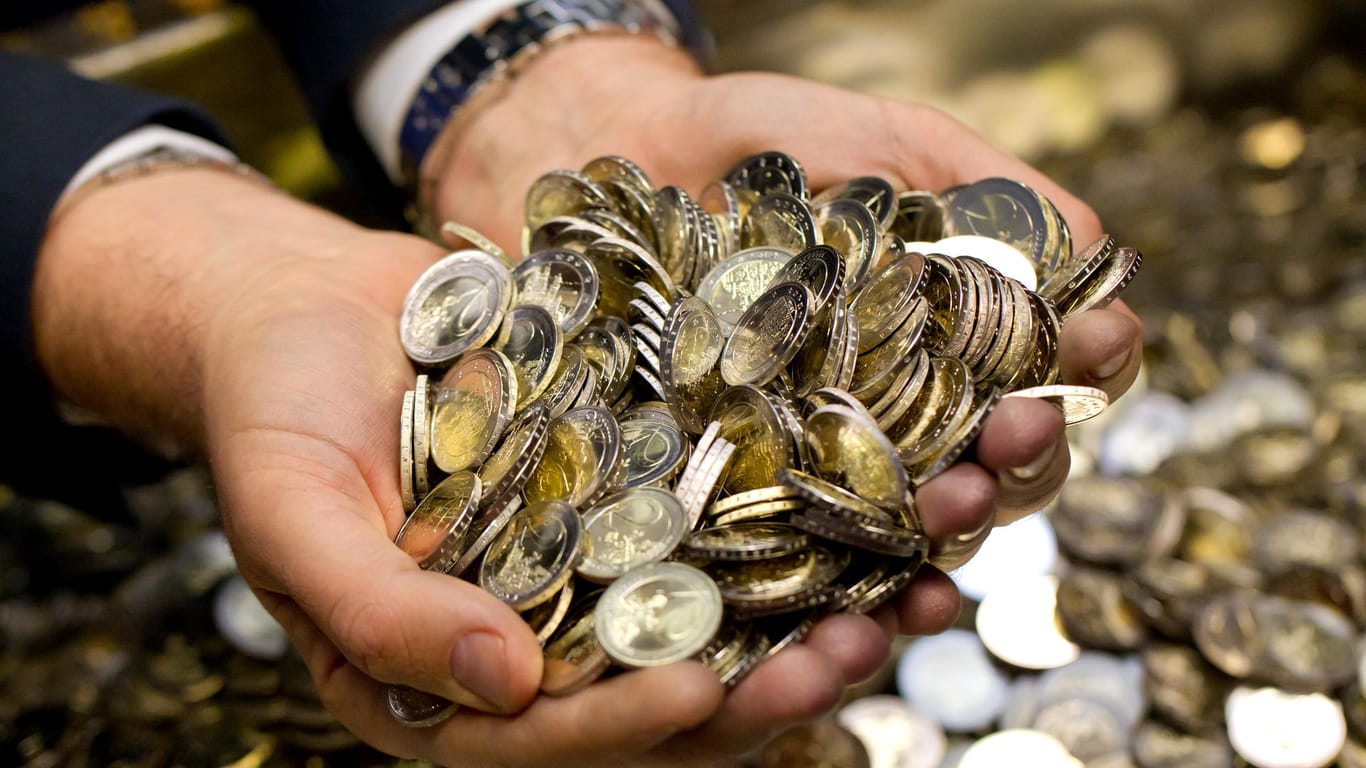 Hände voller Euromünzen: Die schwächelnde Konjunktur sowie internationale Handelskonflikte machen auch den Reichsten der Reichen zu schaffen.