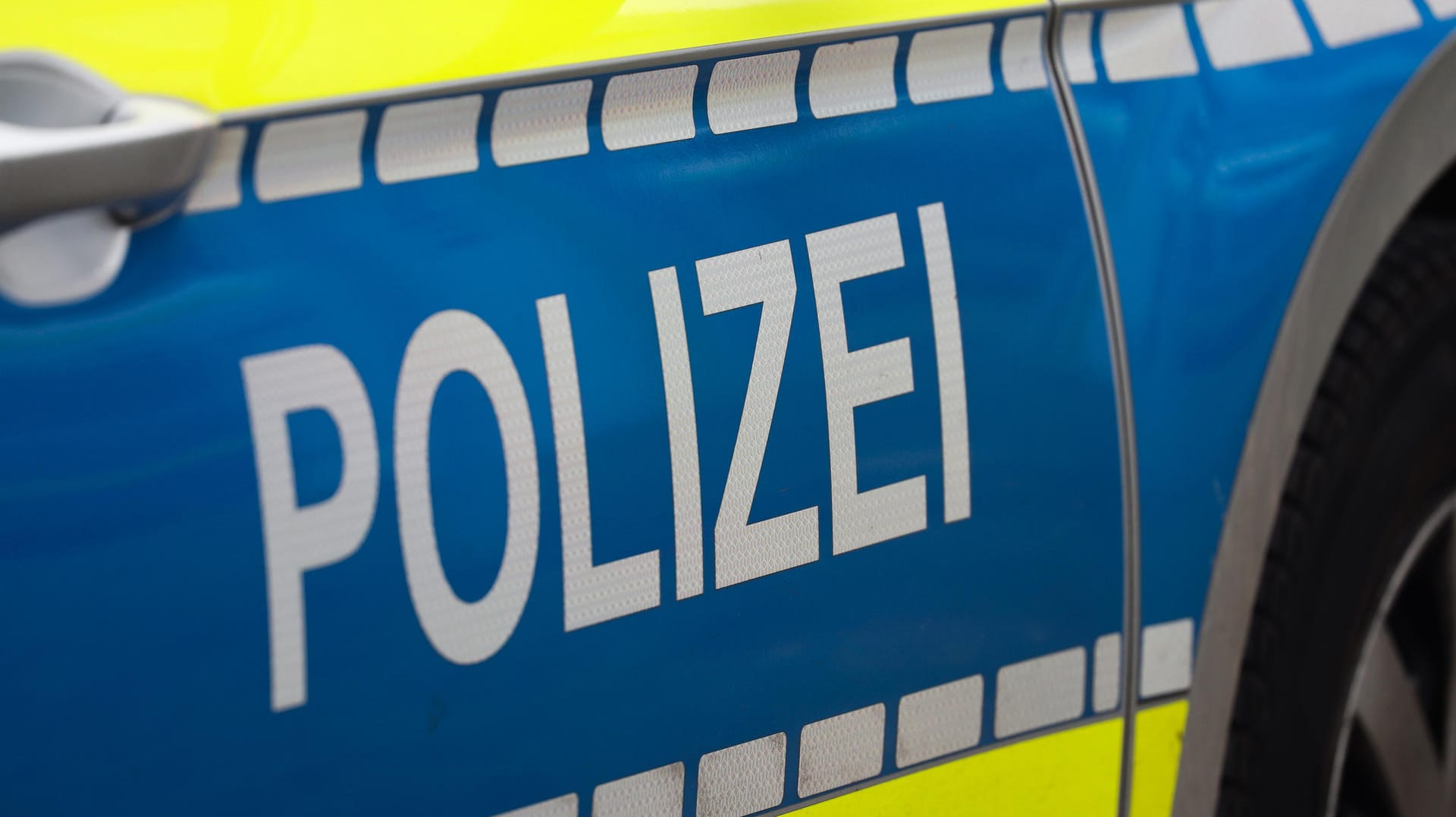 Ein Polizeiwagen von der Seite: In eine Apotheke in Hagen wurde am Freitag eingebrochen.