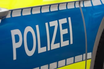 Ein Polizeiwagen von der Seite: In eine Apotheke in Hagen wurde am Freitag eingebrochen.