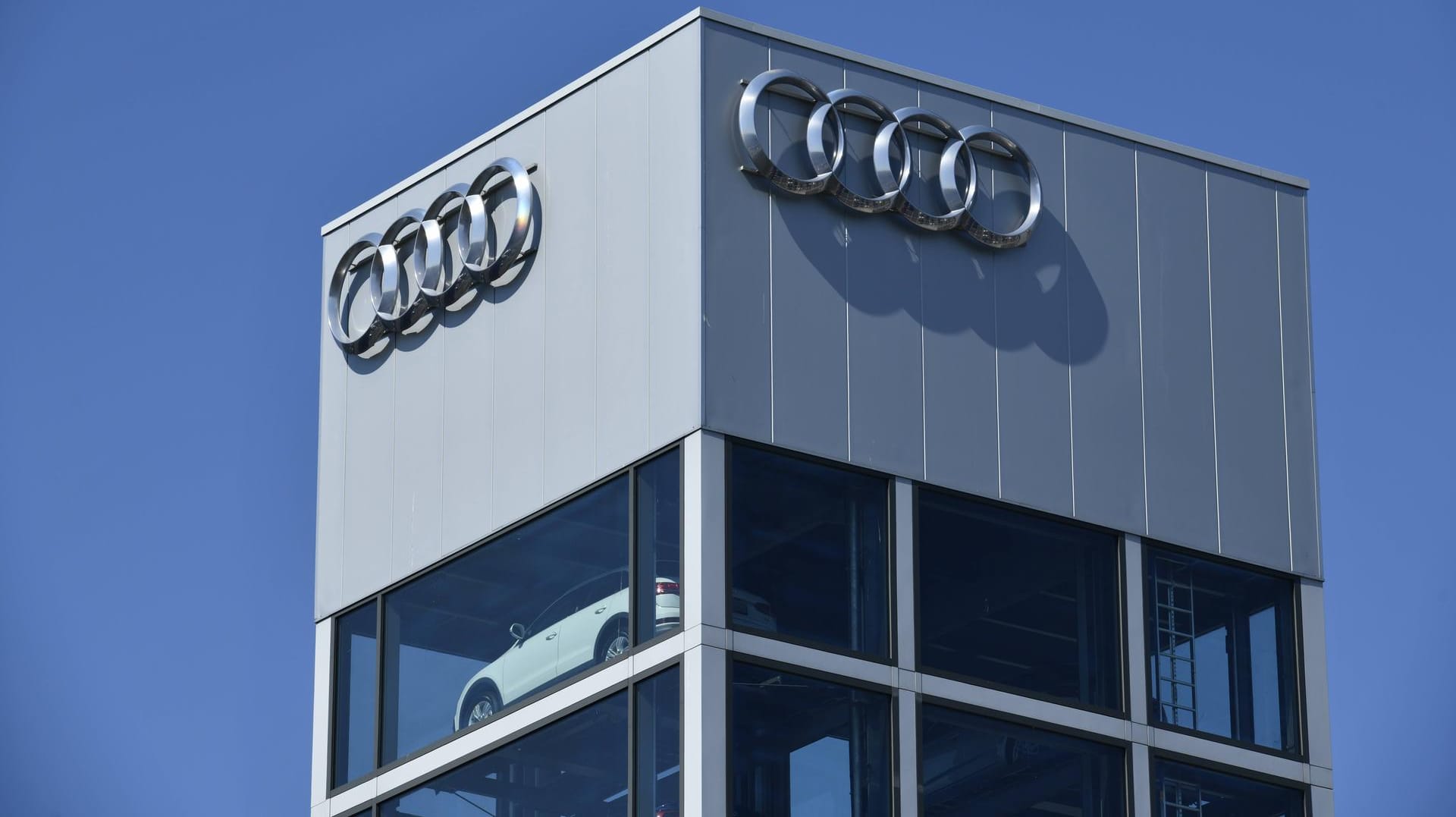 Audi-Neuwagen in einem Verkaufszentrum: Nach einem düsteren Vorjahres-Monat ging der weltweite Absatz der VW-Tochter wieder nach oben. Audi-Neuwagen in einem Verkaufszentrum: Nach einem düsteren Vorjahres-Monat ging der weltweite Absatz der VW-Tochter wieder nach oben.