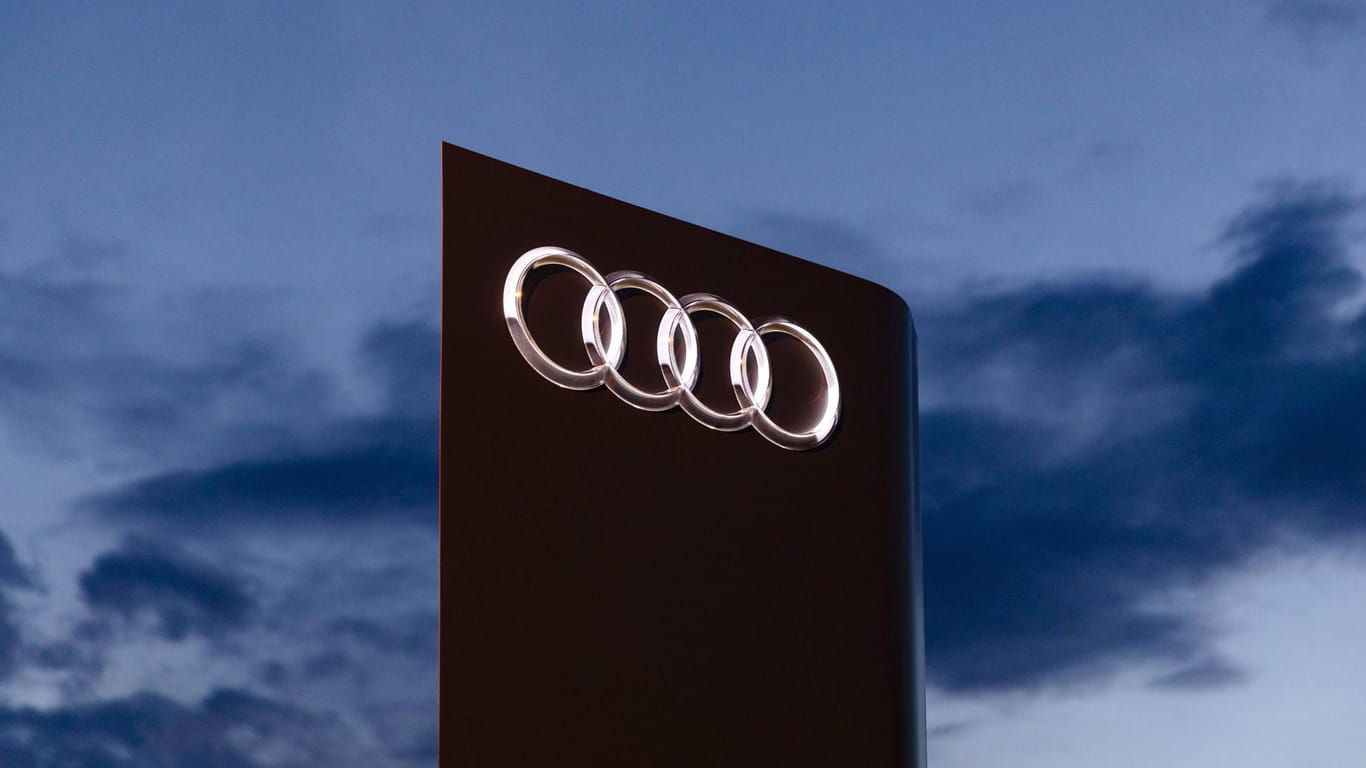 Audi-Logo an einem Autohaus: Der Dieselskandal hat Audi bisher rund 3,4 Milliarden Euro gekostet. Jetzt folgen weitere Rückrufe.