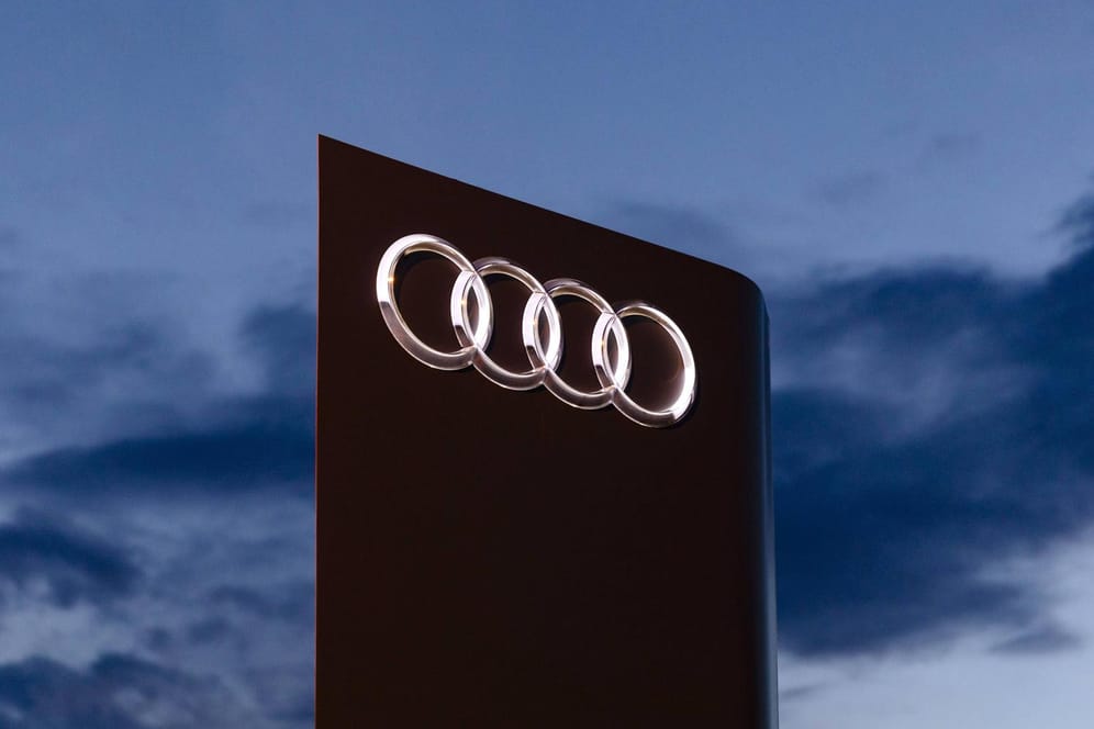 Audi-Logo an einem Autohaus: Der Dieselskandal hat Audi bisher rund 3,4 Milliarden Euro gekostet. Jetzt folgen weitere Rückrufe.