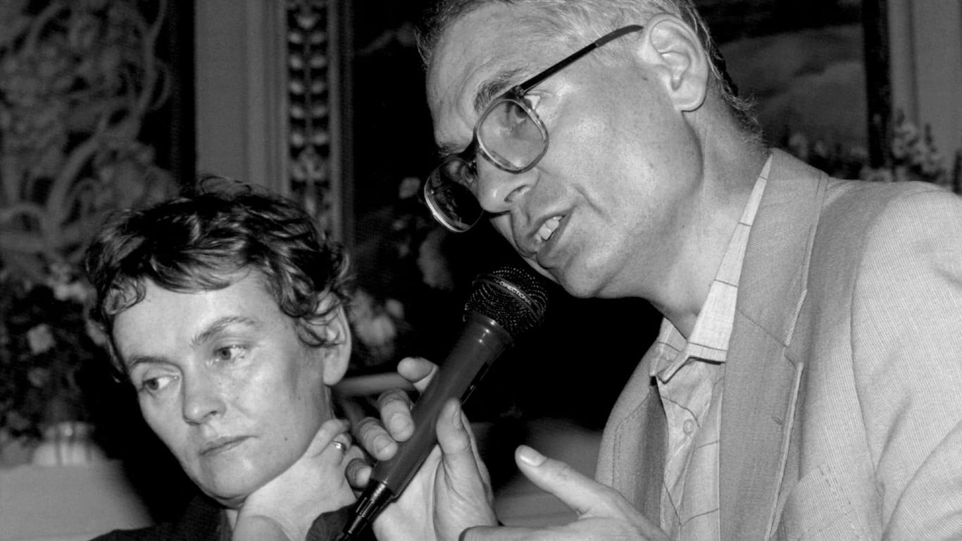 Bärbel Bohley und Jens Reich vom "Neuem Forum" bei einer Diskussionsrunde im Oktober 1989: Die Bürgerbewegung mobilisierte viele Menschen zum friedlichen Protest.