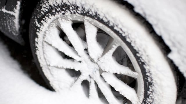 Schnee ohne Ende: Wer bei solcher Witterung ohne Winterreifen einen Unfall baut, muss mit Kürzungen bei den Kasko-Leistungen rechnen. Schnee ohne Ende: Wer bei solcher Witterung ohne Winterreifen einen Unfall baut, muss mit Kürzungen bei den Kasko-Leistungen rechnen.