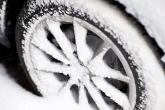 Schnee ohne Ende: Wer bei solcher Witterung ohne Winterreifen einen Unfall baut, muss mit Kürzungen bei den Kasko-Leistungen rechnen.