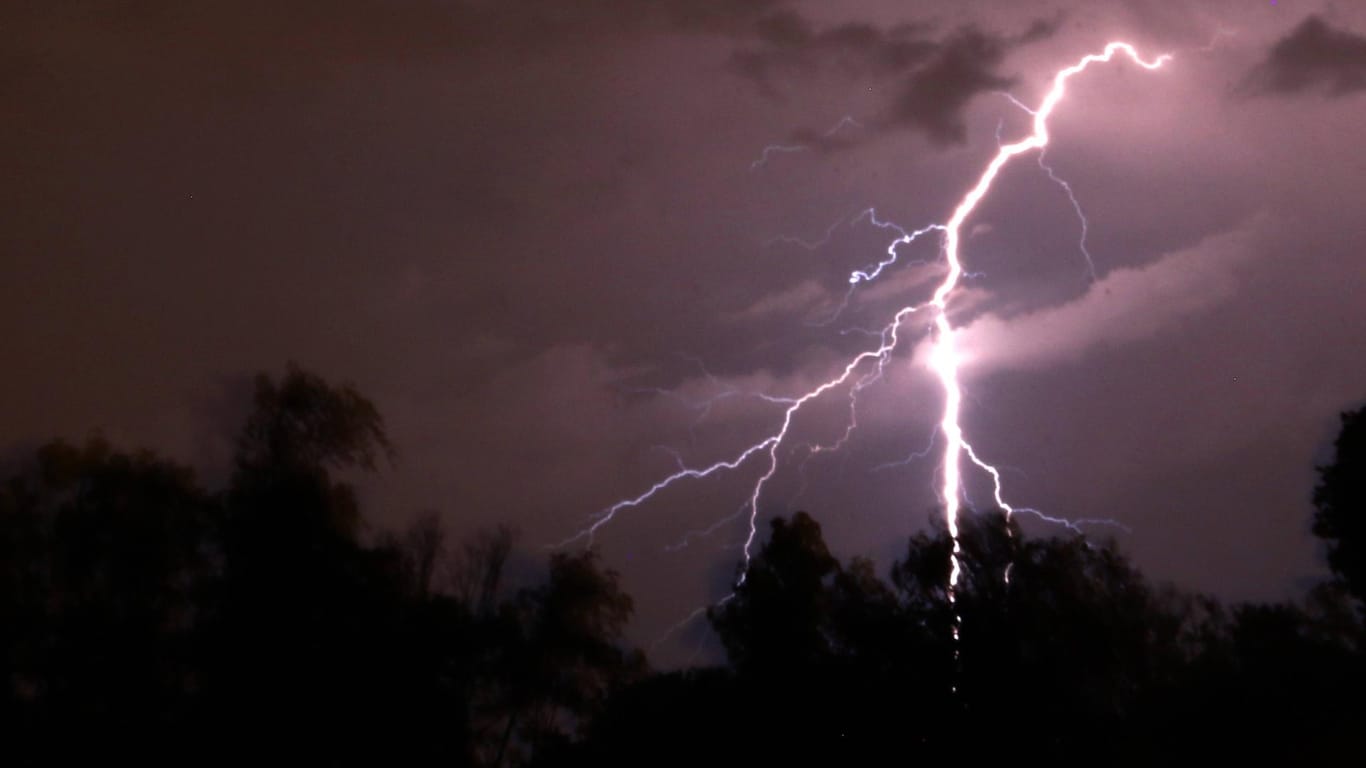 Schweres Unwetter (Symbolbild): Bei einer Beerdigung im afrikanischen Uganda hat ein Blitz sechs Menschen tödlich verletzt.