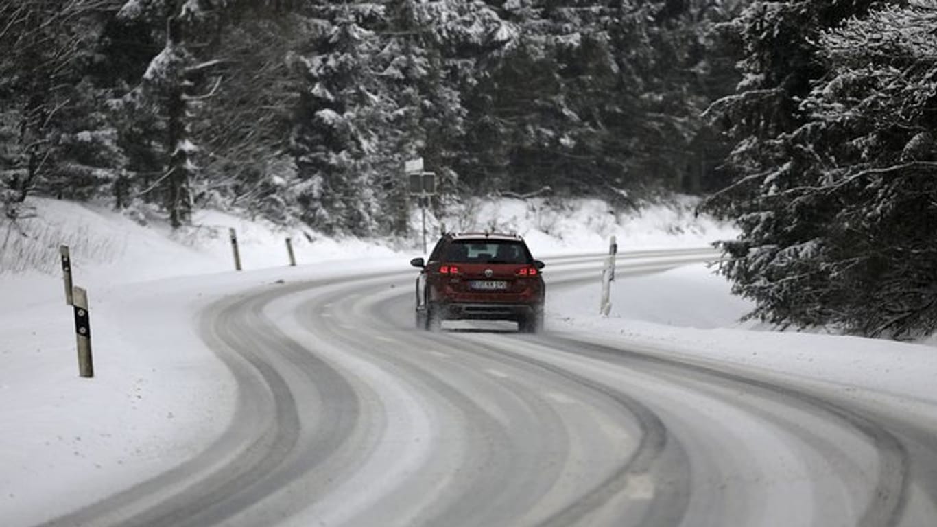 Auto fährt am Berg: Am Berg müssen Autofahrer damit rechnen, dass hinter der nächsten Kehre unversehens Hindernisse auftauchen. Deshalb ist vorausschauendes Fahren wichtig.