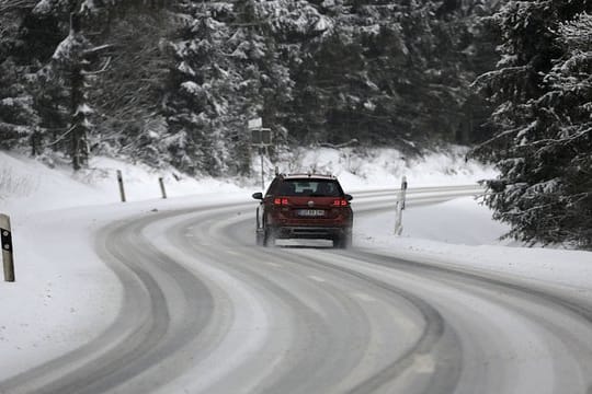 Auto fährt am Berg: Am Berg müssen Autofahrer damit rechnen, dass hinter der nächsten Kehre unversehens Hindernisse auftauchen. Deshalb ist vorausschauendes Fahren wichtig.