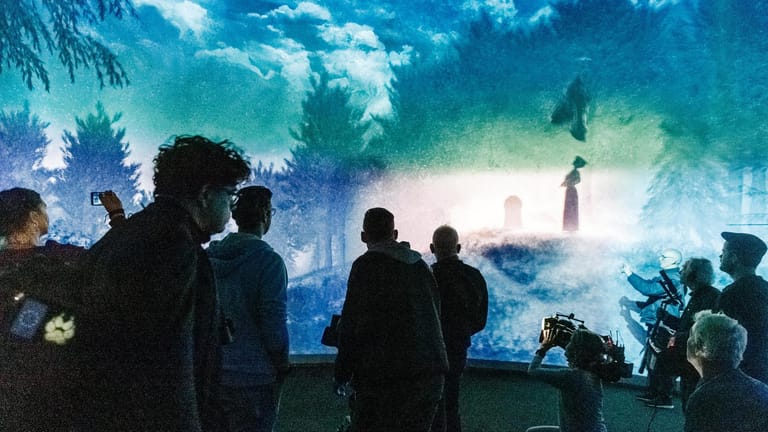 Besucher betrachten eine 360 Grad-Projektion: Die Erlebnisausstellung "Märchenwelten" in Hamburg weist beeindruckende Effekte auf.