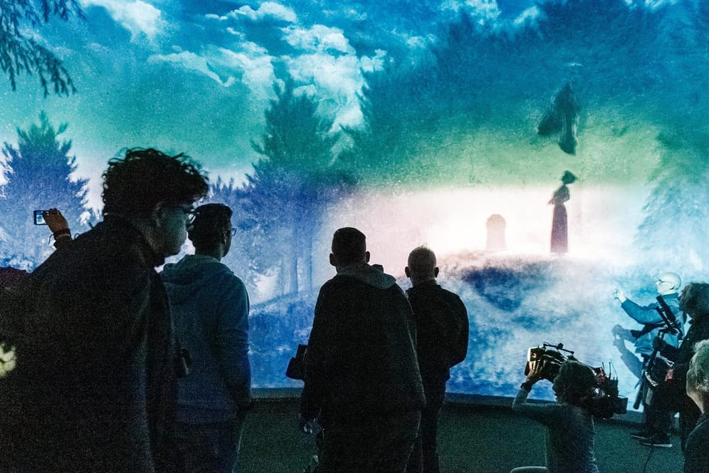 Besucher betrachten eine 360 Grad-Projektion: Die Erlebnisausstellung "Märchenwelten" in Hamburg weist beeindruckende Effekte auf.