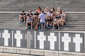 Schüler auf einer Treppe vor dem Reichstag in Berlin: Die Geschichte der DDR wird im Unterricht teils einseitig dargestellt.