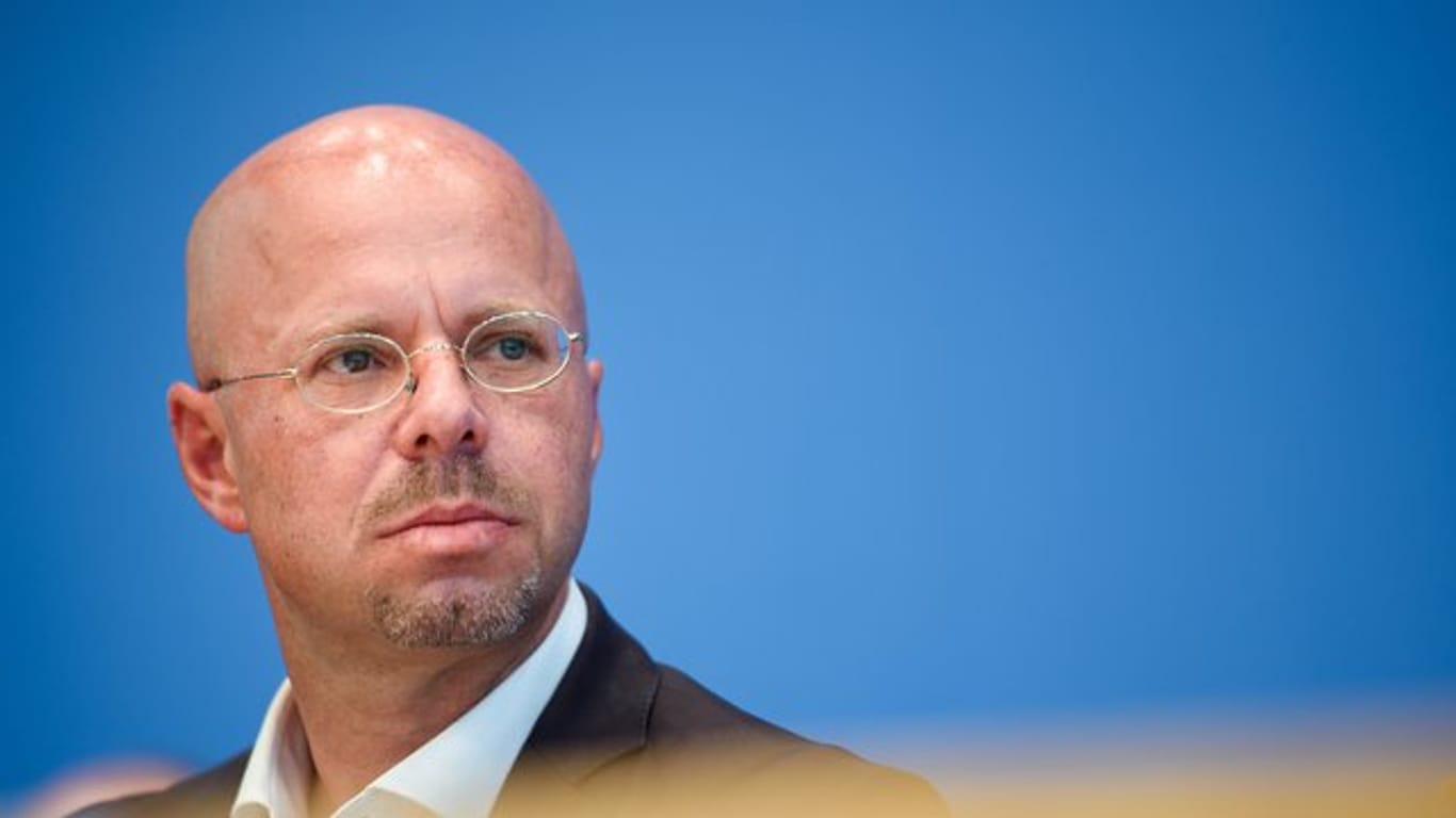 Brandenburgs AfD-Landeschef Andreas Kalbitz wurde in seiner Zeit bei der Bundeswehr vom Militärischen Abschirmdienst (MAD) zu rechtsextremistischen Bestrebungen befragt.