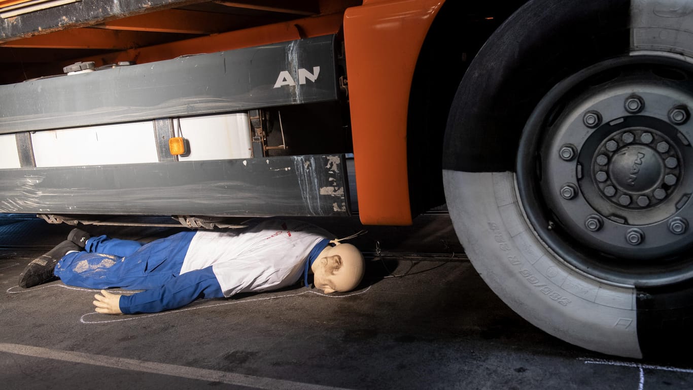 Ende einer simulierten Unfallfahrt: Unfallforscher fordern einen automatischen Anfahrstopp-Assistenten für Lkw, um Fußgänger besser zu schützen.