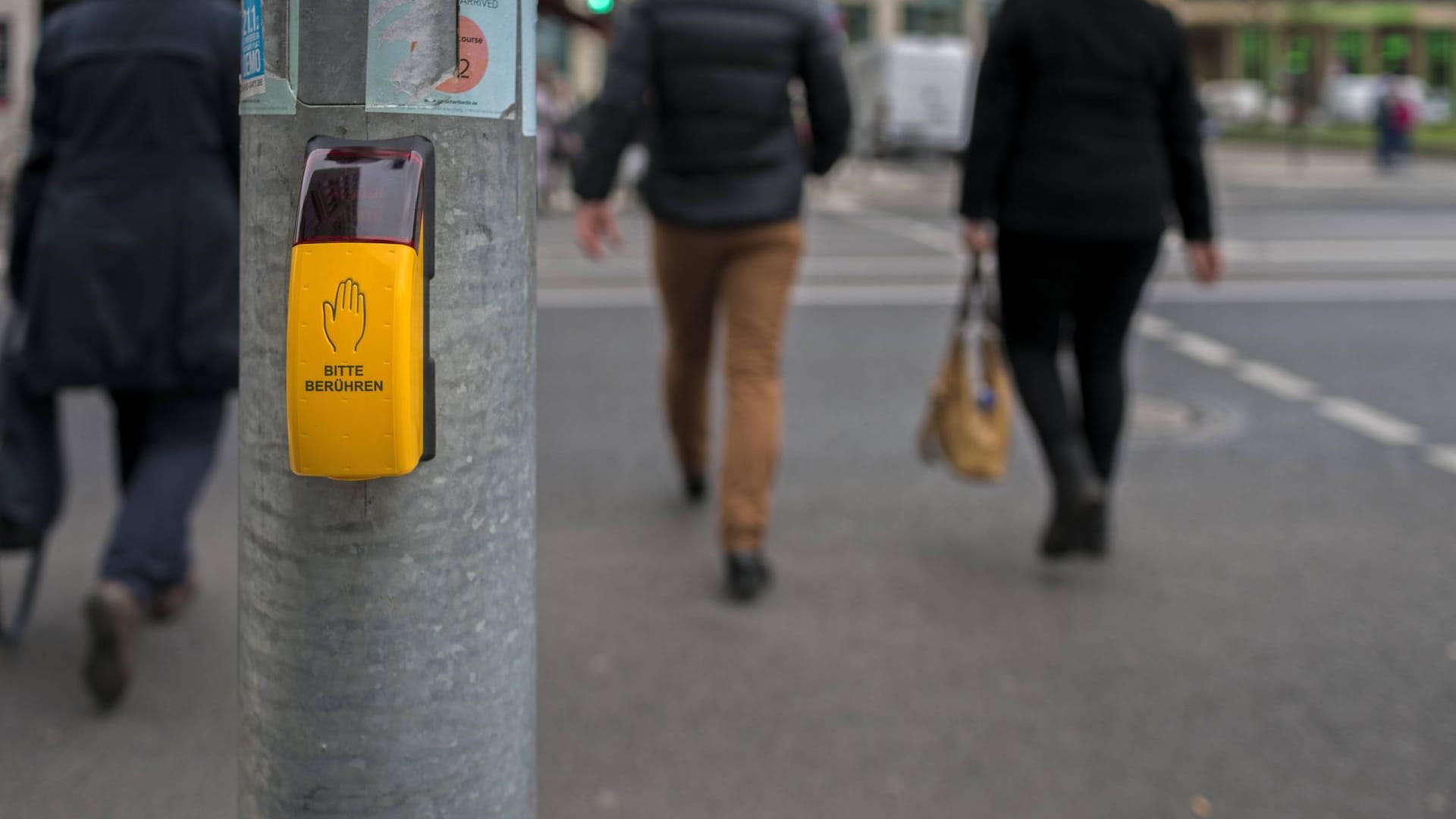 Fußgänger an einer Ampel: Auch wenn die Ampel auf Grün steht, sollten Sie aufmerksam sein.