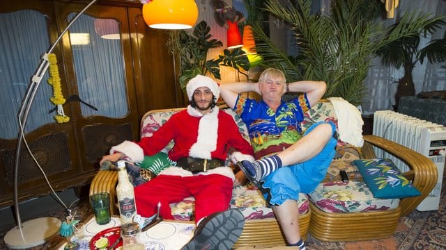 Burak Yigit (l) als Weihnachtsmann und Detlev Buck als "Weihnachtsgrummel" am Set.