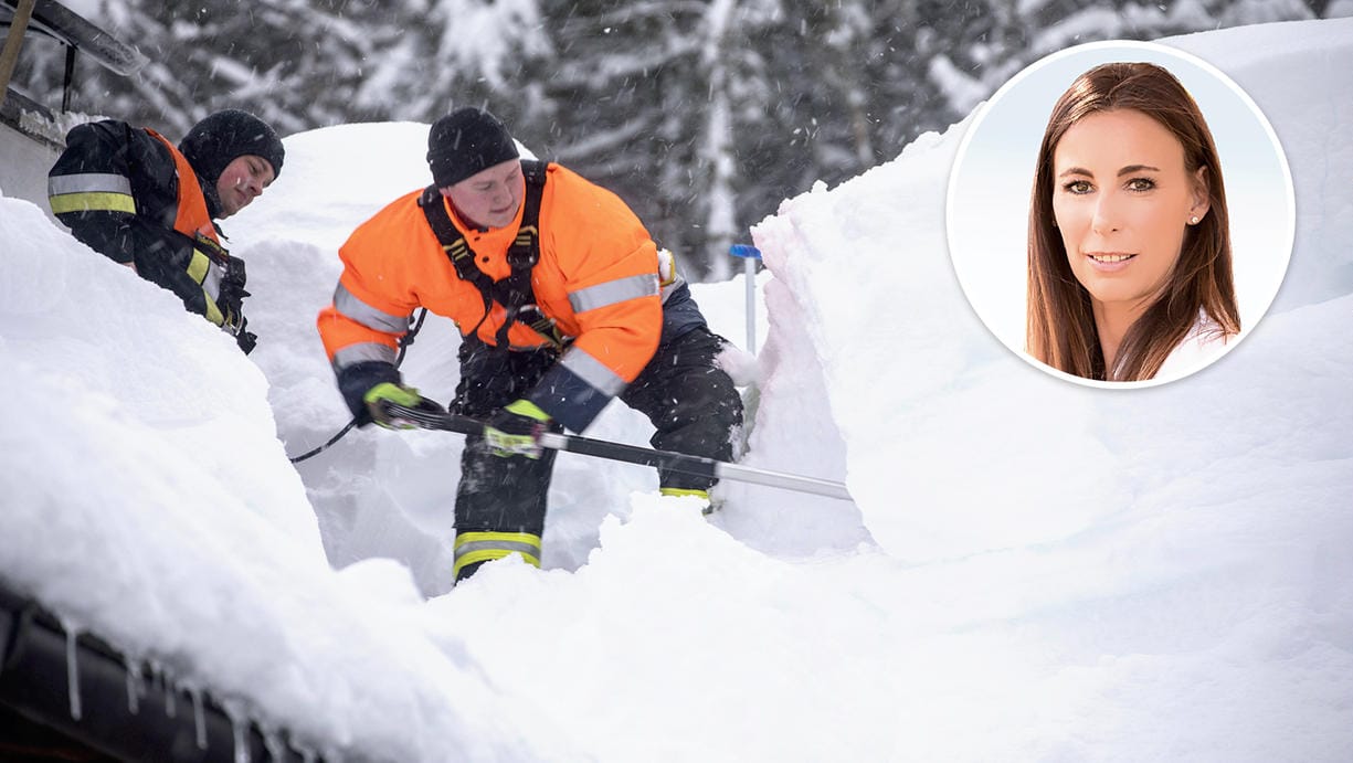 Helfer befreien Anfang des Jahres in Buchenhöhe nahe Berchtesgaden ein Hausdach von Schneemassen. Wetter-Experten Michaela Koschak sagt, dass es auch unter der Erderwärmung weiter solcher Bilder geben wird.