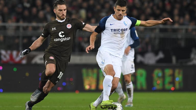 Nach dem 1:1 gegen Pauli: Dimitrios Diamantakos (r.) schwebt mit dem VfL Bochum weiter in akuter Abstiegsgefahr.