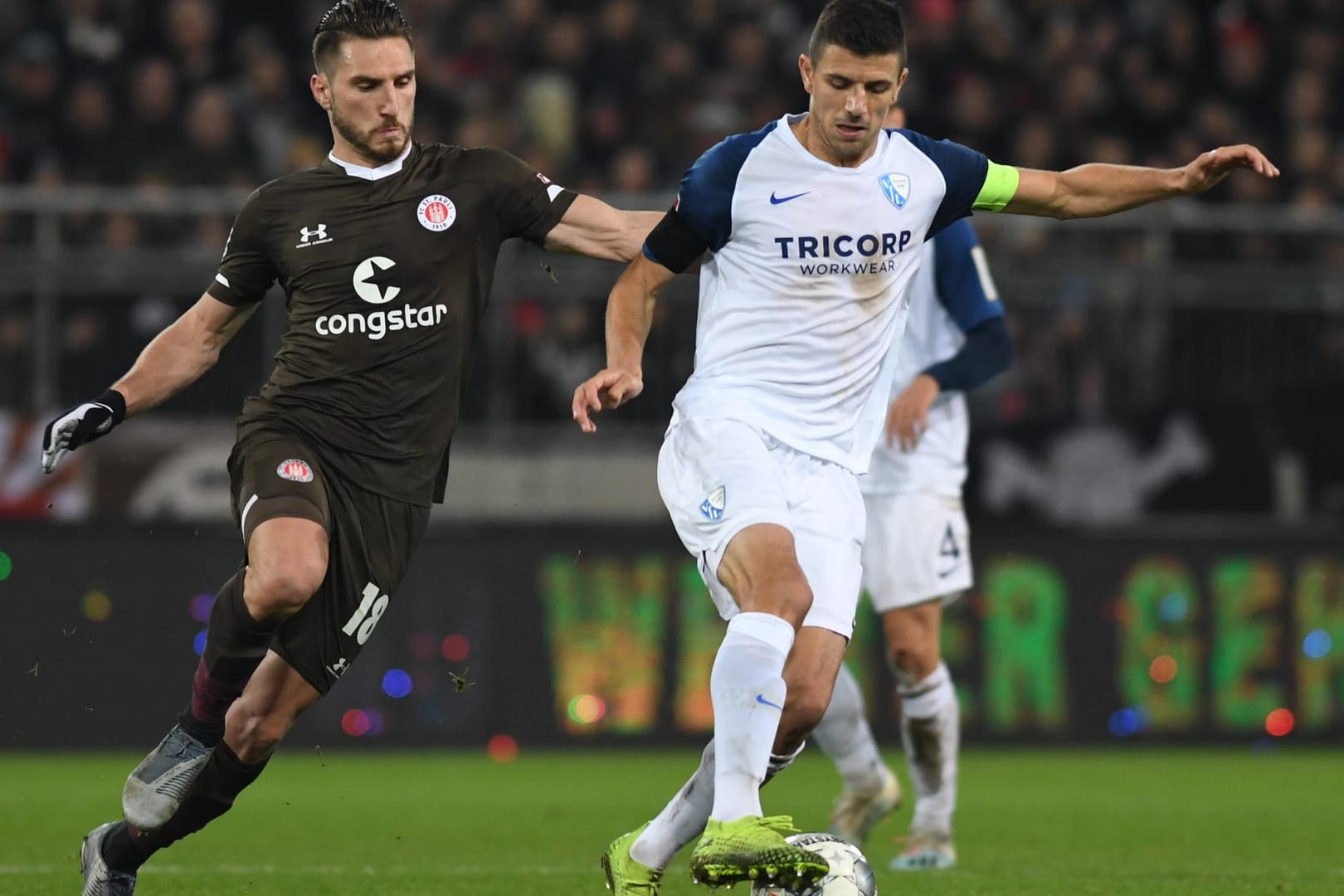 Nach dem 1:1 gegen Pauli: Dimitrios Diamantakos (r.) schwebt mit dem VfL Bochum weiter in akuter Abstiegsgefahr.