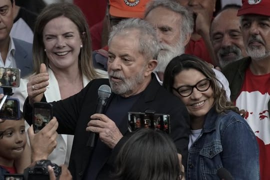 Brasiliens Ex-Präsident Luiz Inácio Lula da Silva und seine Freundin Rosangela da Silva nach dem Verlassen des Polizeipräsidiums, wo er seit April 2018 eine Haftstrafe verbüßt hatte.