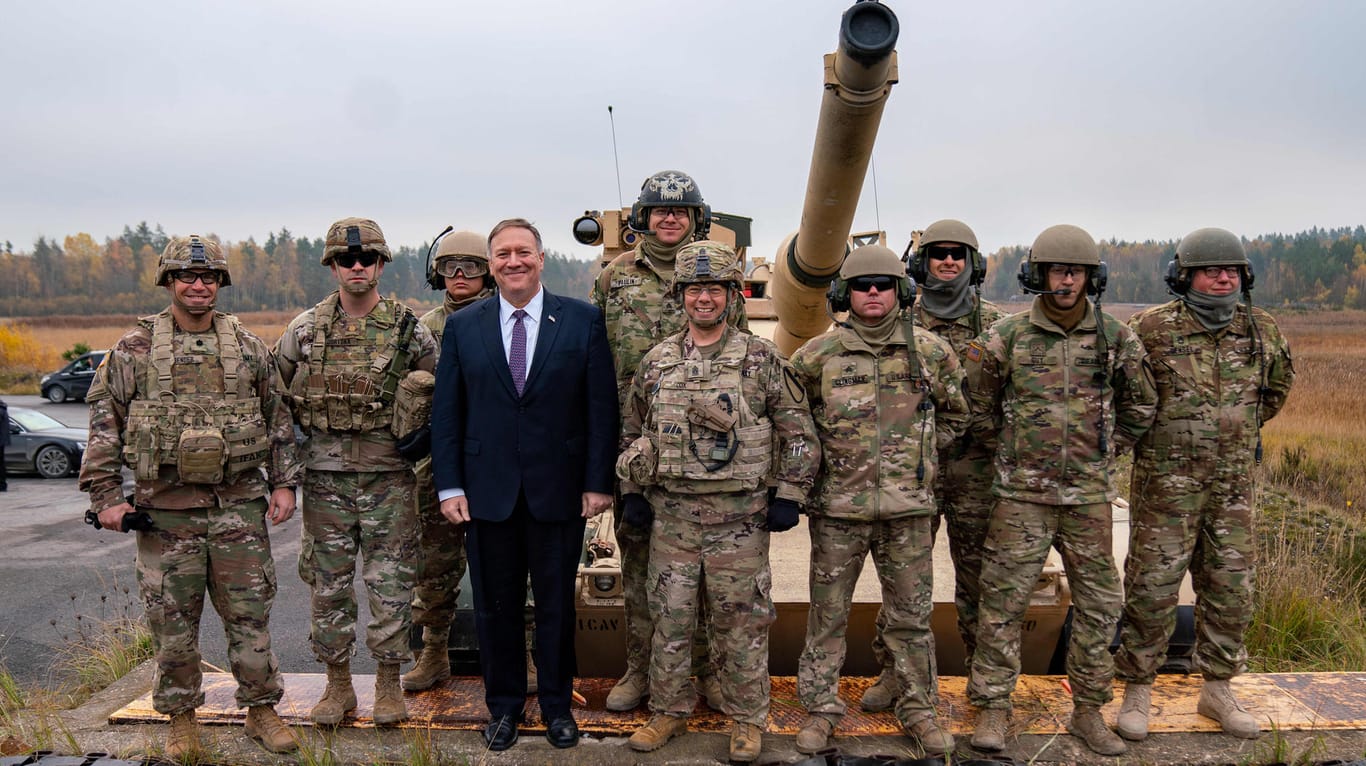 Bayern, Grafenwöhr: US-Außenminister Mike Pompeo (4.v.l) steht mit US-Soldaten in Grafenwöhr zusammen.