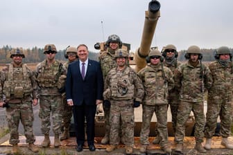 Bayern, Grafenwöhr: US-Außenminister Mike Pompeo (4.v.l) steht mit US-Soldaten in Grafenwöhr zusammen.
