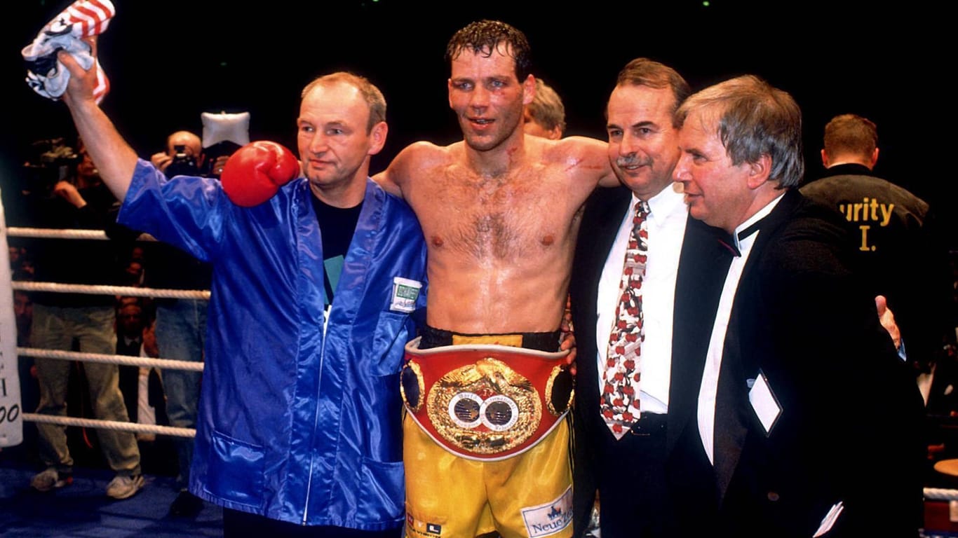Erfolgstrio: Trainer Wolke, Maske und Promoter Sauerland (v.l.) nach dem Titelgewinn gegen Charles Williams 1993.