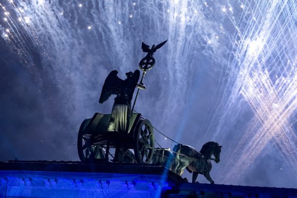 Ein Feuerwerk wird bei der Feier anlässlich der Festivalwoche "30 Jahre Friedliche Revolution – Mauerfall" am Brandenburger Tor zum Abschluss gezeigt.