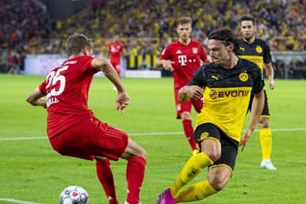 Treffen im Bundesliga-Topspiel aufeinander: Dortmunds Nico Schulz (r) und Bayerns Thomas Müller.