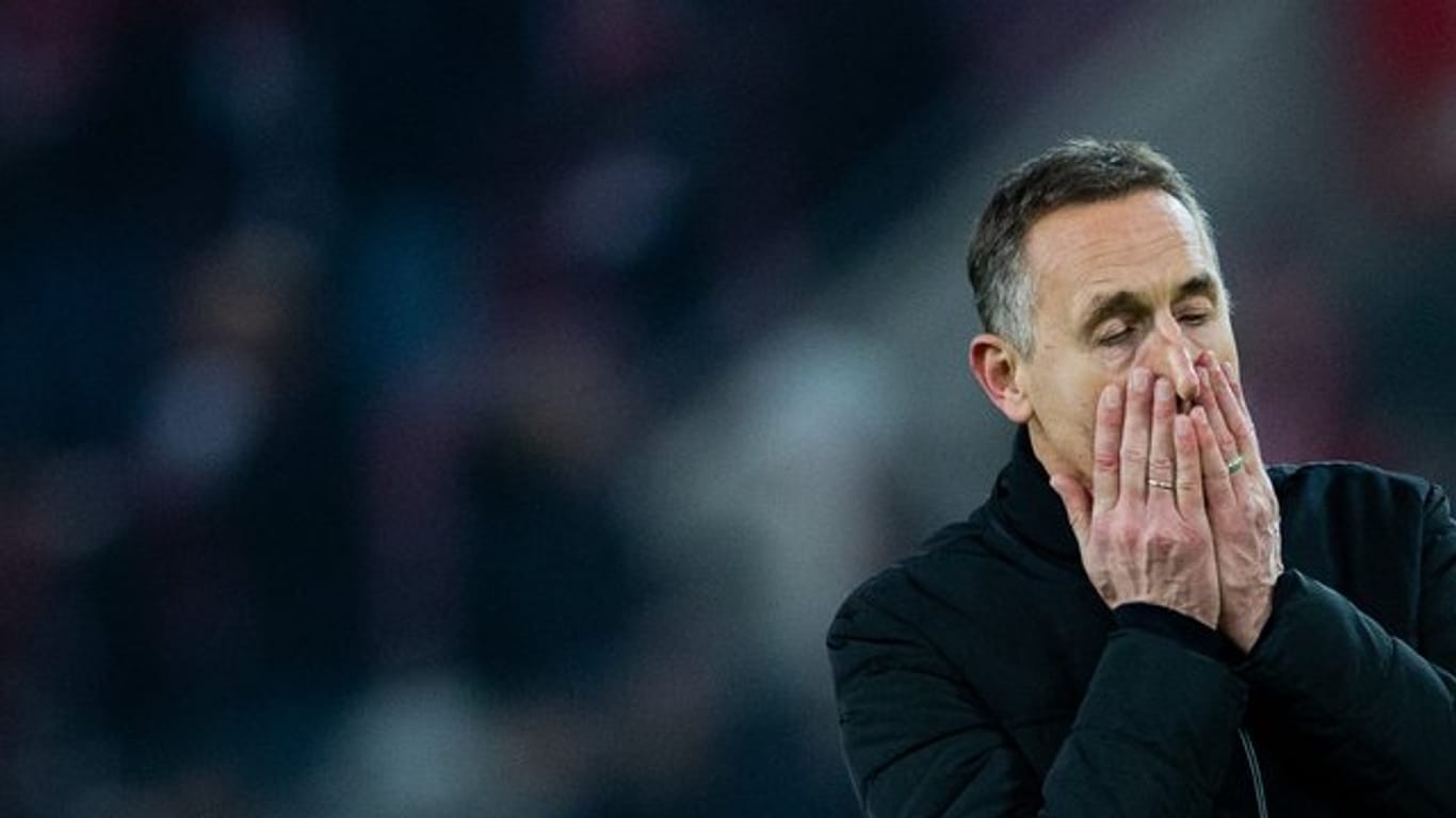 Nach der Niederlage gegen Hoffenheim wird Kölns Trainer Achim Beierlorzer beurlaubt.