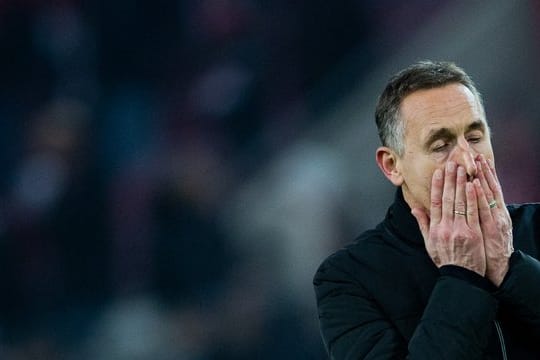 Nach der Niederlage gegen Hoffenheim wird Kölns Trainer Achim Beierlorzer beurlaubt.