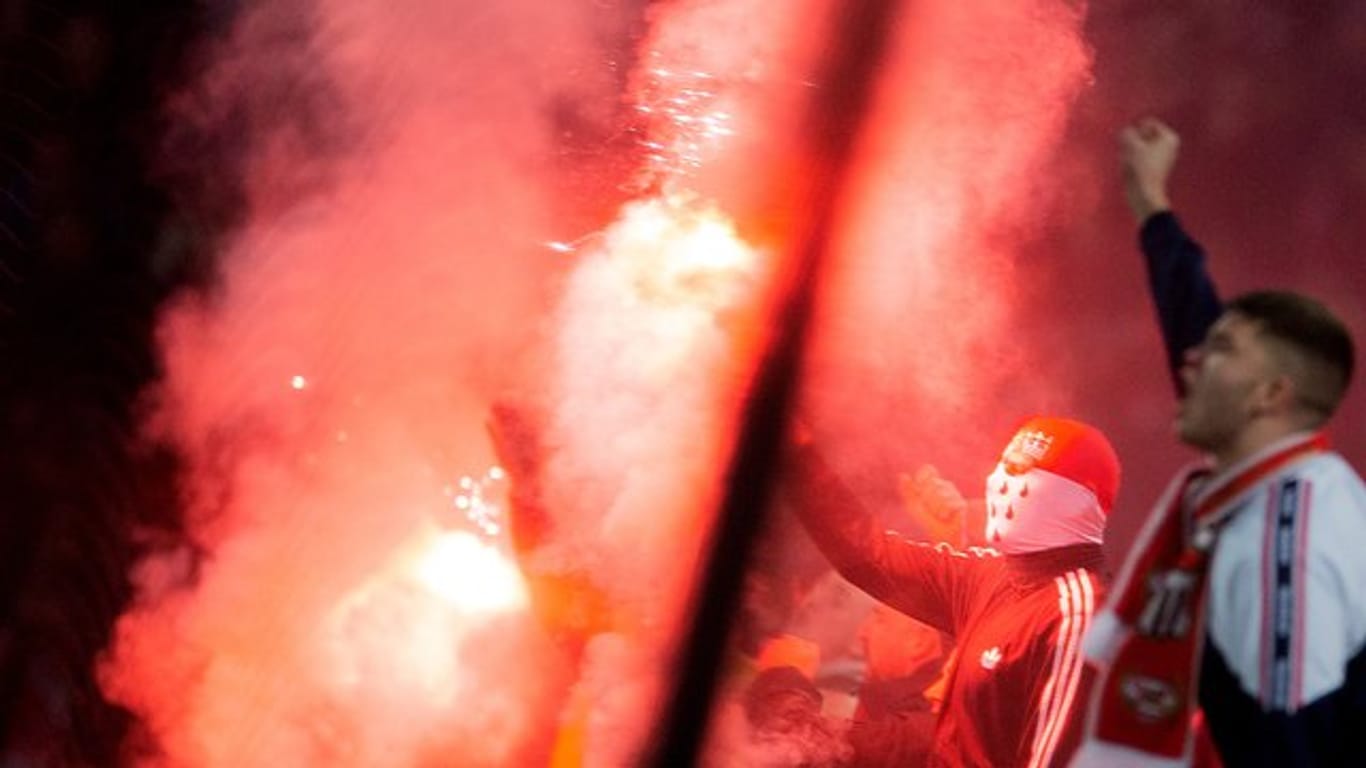 Kölner Fans brennen Pyrotechnik ab - nach der Heimniederlage machten einige von ihnen ihrem Frust gewaltsam Luft.